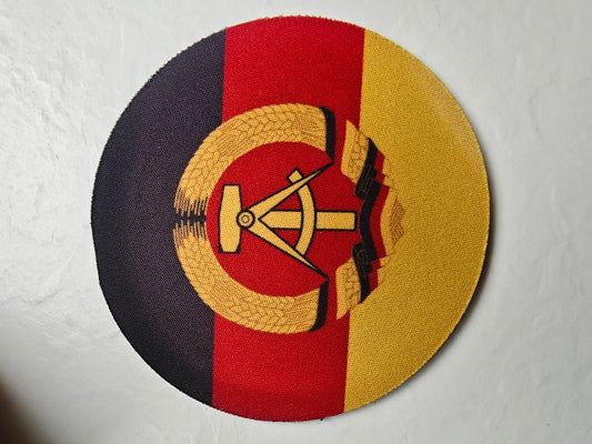 Ostalgie Untersetzer von SimpleRick mit nostalgischem DDR-Design, runder Kork-Untersetzer mit bunten Ost-Elementen.