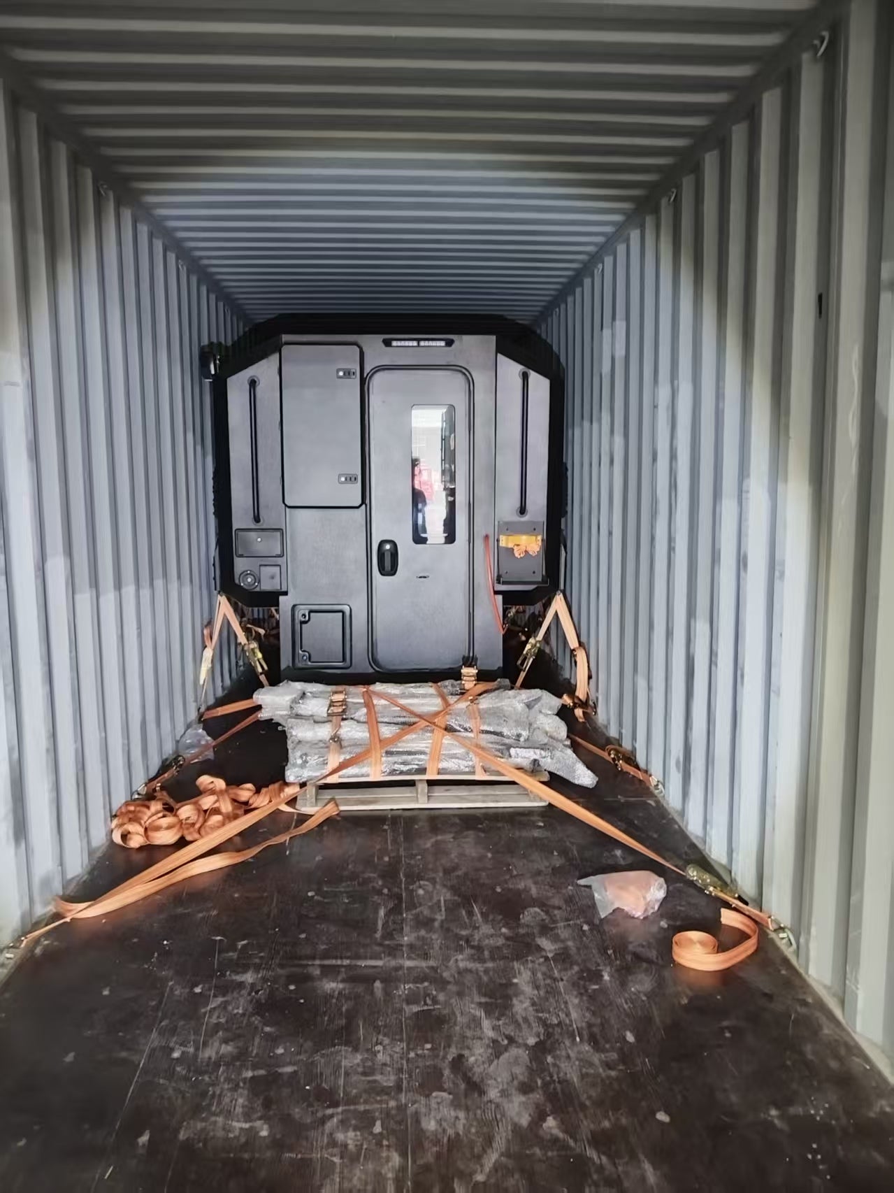 Camperkabine von SimpleRick für Pickup Truck, sichtbare Details und robuste Bauweise auf einem Pickup-Fahrzeug.