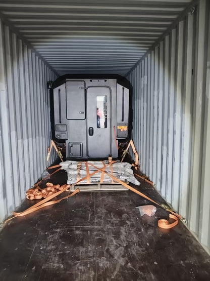 Camperkabine von SimpleRick für Pickup Truck, sichtbare Details und robuste Bauweise auf einem Pickup-Fahrzeug.