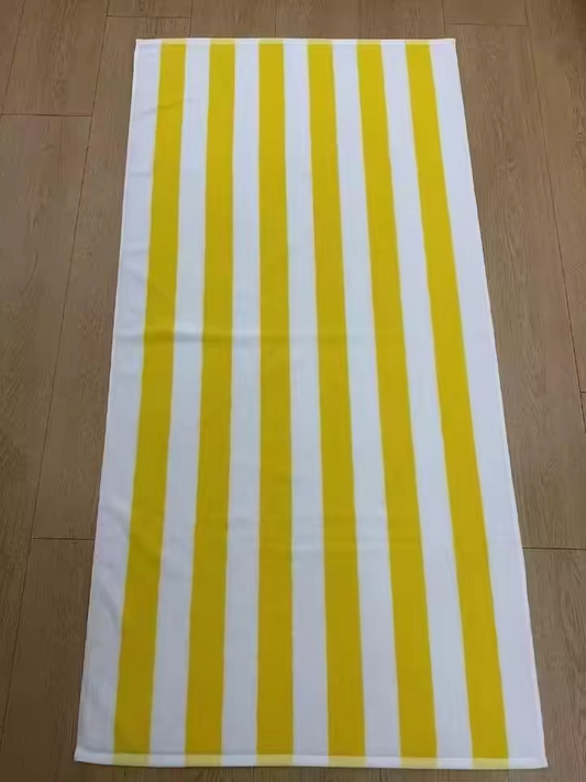Badehandtuch von SimpleRick, 75x150 cm, weiches Strandhandtuch mit buntem Mustermuster auf weißem Hintergrund.