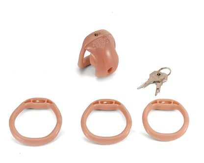 Keuschheitsvorrichtung mit 4 Penisringen, 2er Set von SimpleRick, aus robustem Material, zeigt die verschiedenen Ringe nebeneinander.