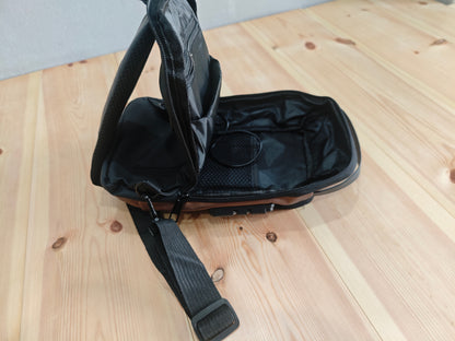 Stylische Brusttasche von SimpleRick mit integrierter Ladefunktion, zeigt das moderne Design und praktische Ausführung.