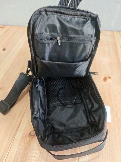 Stylische Brusttasche von SimpleRick mit integrierter Ladefunktion, aus hochwertigem Material, zeigt die praktische Tasche in Nahaufnahme