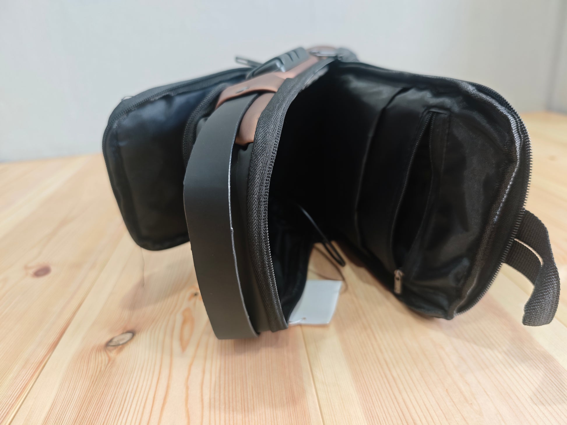 Stylische Brusttasche von SimpleRick mit integrierter Ladefunktion, zeigt das moderne Design und praktische Funktionen.