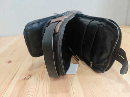 Stylische Brusttasche von SimpleRick mit integrierter Ladefunktion, zeigt das moderne Design und praktische Funktionen.