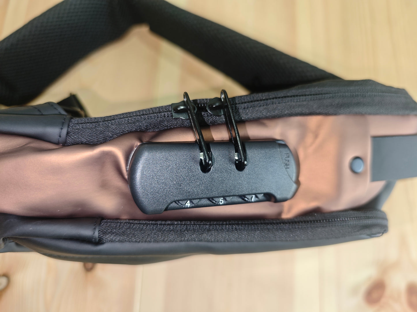 Stilvolle Brusttasche von SimpleRick mit integrierter Ladefunktion, aus schwarzem Stoff, zeigt die praktische Tasche im Nahaufnahme.