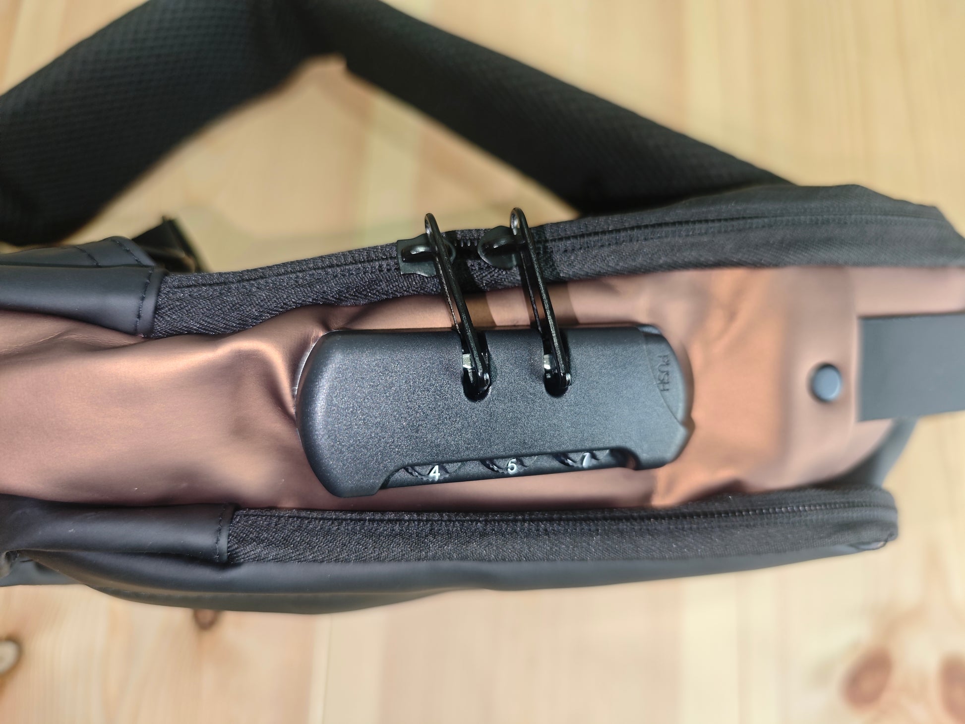 Stilvolle Brusttasche von SimpleRick mit integrierter Ladefunktion, aus schwarzem Stoff, zeigt die praktische Tasche im Nahaufnahme.