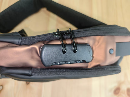 Stilvolle Brusttasche von SimpleRick mit integrierter Ladefunktion, aus schwarzem Stoff, zeigt die praktische Tasche im Nahaufnahme.