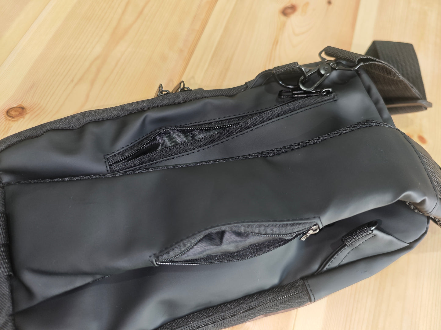 Schicke Brusttasche von SimpleRick mit integrierter Ladefunktion, aus robustem Material, sichtbar auf der Abbildung.