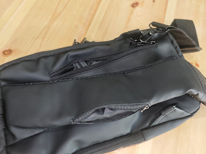 Schicke Brusttasche von SimpleRick mit integrierter Ladefunktion, aus robustem Material, sichtbar auf der Abbildung.