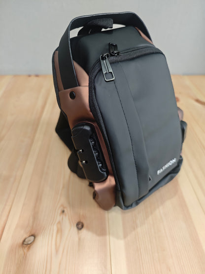 Stilvolle Brusttasche von SimpleRick mit integrierter Ladefunktion, aus robustem Material, zeigt das Produkt im Nahaufnahme.