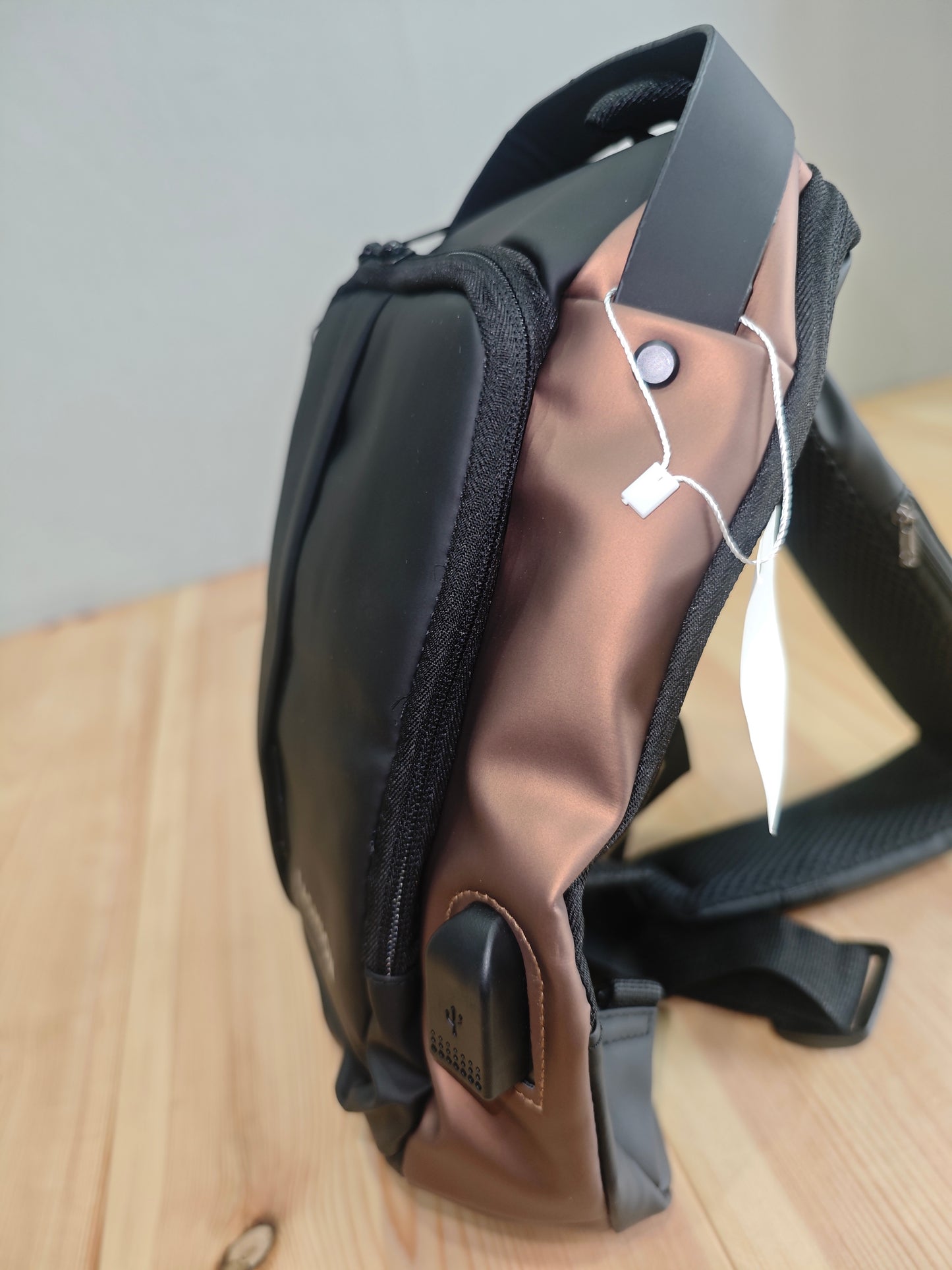 Stylische Brusttasche von SimpleRick mit integrierter Ladefunktion, aus robustem Material, tragbar und praktisch für unterwegs