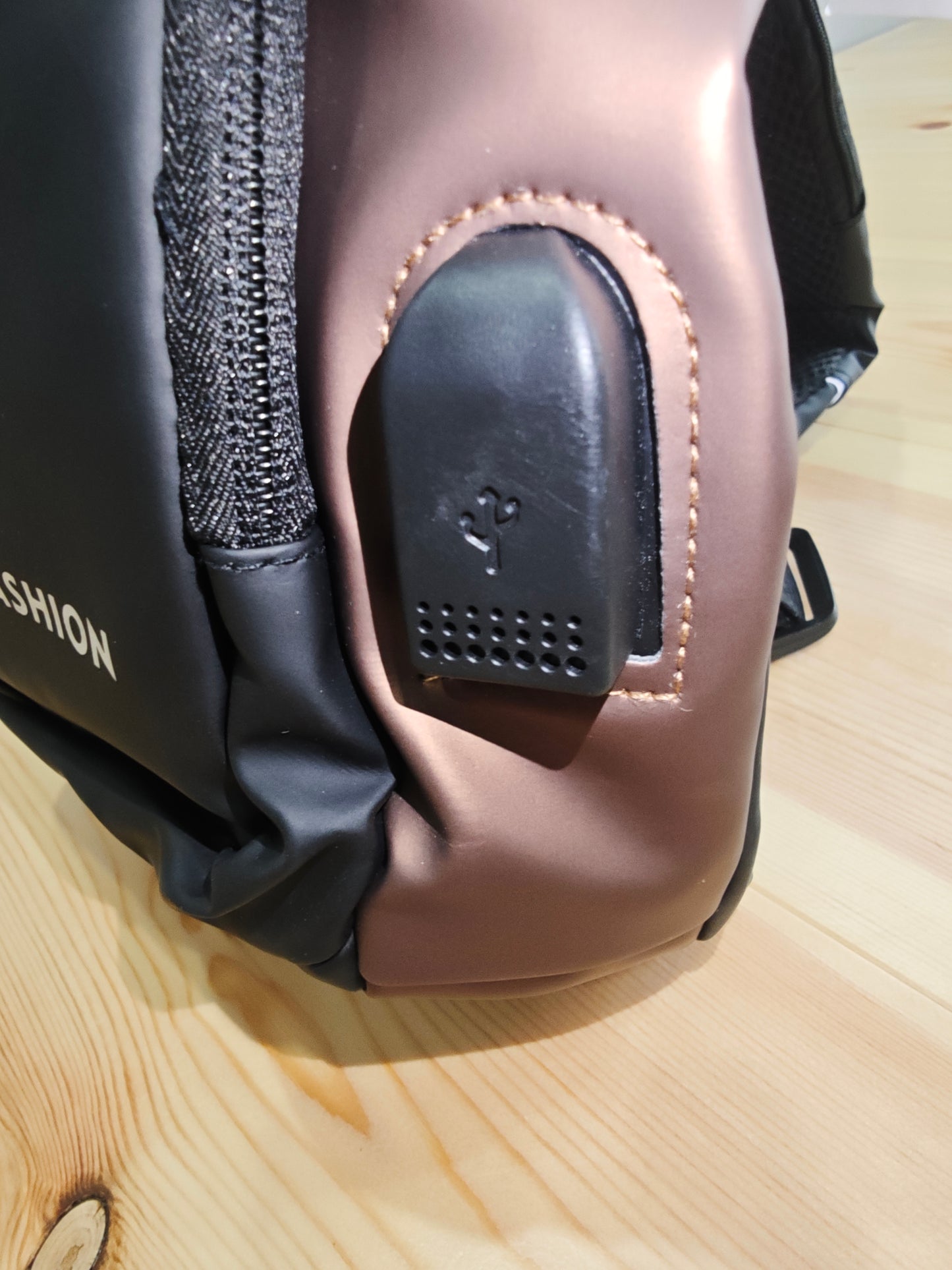 Stilvolle Brusttasche von SimpleRick mit integrierter Ladefunktion, zeigt das Produkt mit Ladeanschluss und modernem Design.