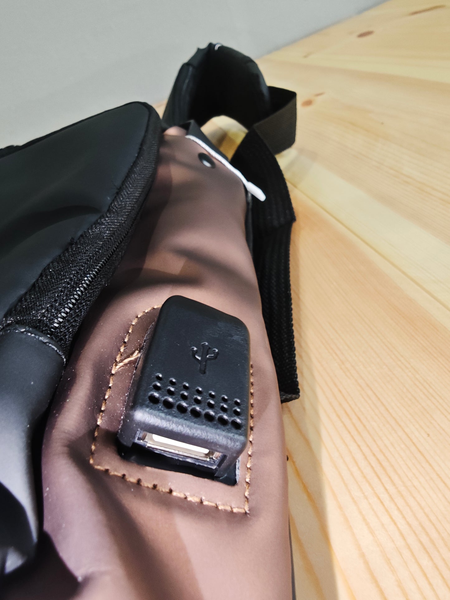 Stylische Brusttasche von SimpleRick mit integrierter Ladefunktion, zeigt das stilvolle Design und praktische Funktion im Nahaufnahmebild.