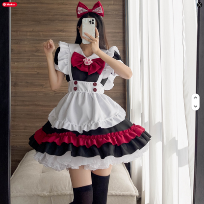 Gothic Maid Kostüm von SimpleRick, Plus Size, mit schwarzem Kleid, weißer Schürze, großer Schleife und Lolita-Details.