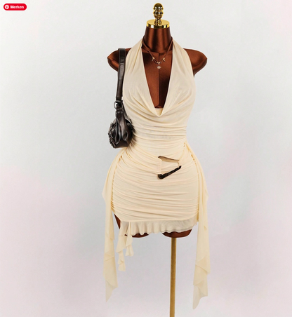 Elegantes, schickes Abendkleid mit V-Ausschnitt und rückenfreiem Design von SimpleRick, ideal für besondere Anlässe.