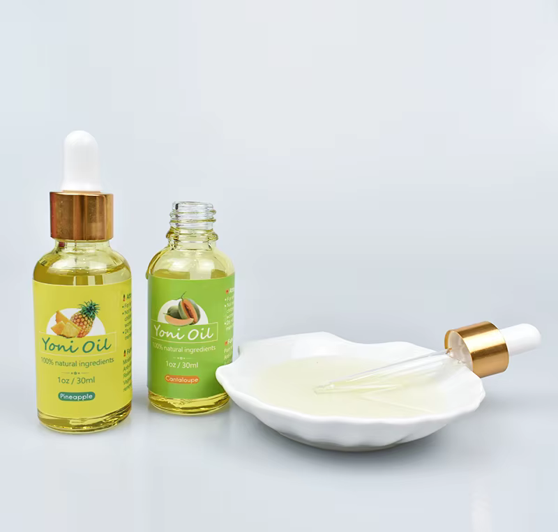Ätherisches Öl von SimpleRick, Flasche auf weißem Hintergrund, Nahaufnahme des Produktetiketts.