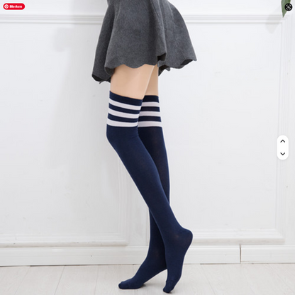 Schwarze und weiße gestreifte Overknee-Strümpfe von SimpleRick, lange, sexy Oberschenkelhohe Socken für Damen.