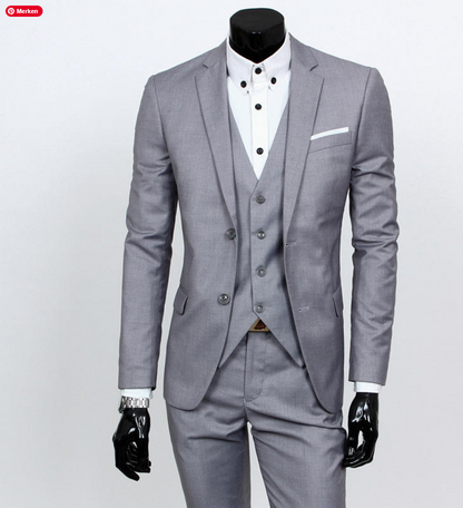 Maßgeschneiderter Herren Businessanzug von SimpleRick, 3-teilig, Jacke, Weste und Hose in Slim Fit, knitterfrei und atmungsaktiv.