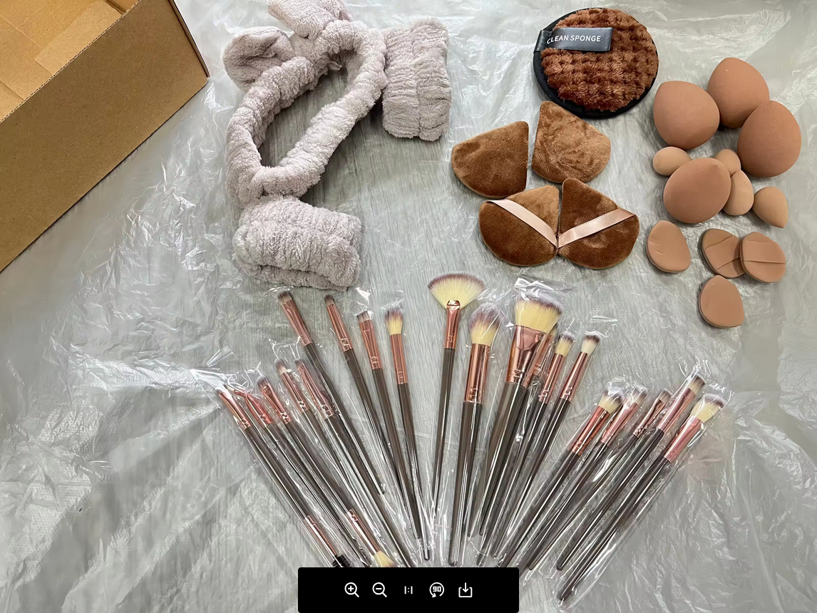 Verschiedenes Make-up Set mit 33 Teilen von SimpleRick, Kosmetikprodukte und Pinsel auf einem weißen Hintergrund.