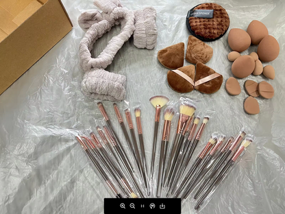 Verschiedenes Make-up Set mit 33 Teilen von SimpleRick, Kosmetikprodukte und Pinsel auf einem weißen Hintergrund.