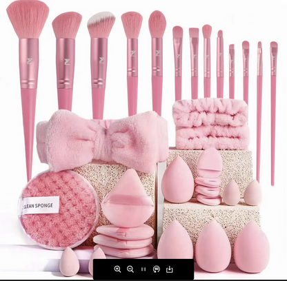 33-teiliges Make-up-Set von SimpleRick mit Pinsel, Lidschatten, Rouge und weiteren Kosmetikprodukten, auf einem weißen Hintergrund.