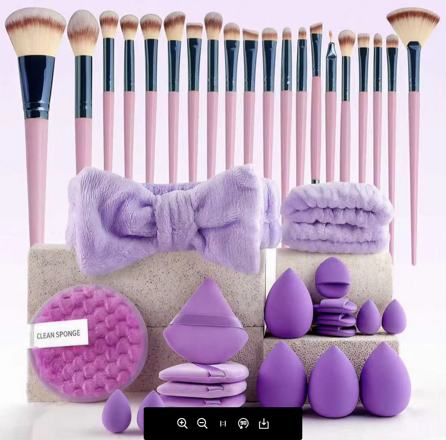 33-teiliges Make-up-Set von SimpleRick mit verschiedenen Kosmetikprodukten auf einem weißen Hintergrund