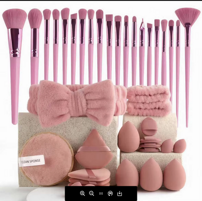 33-teiliges Make-up Set von SimpleRick mit verschiedenen Kosmetikprodukten auf einem weißen Hintergrund