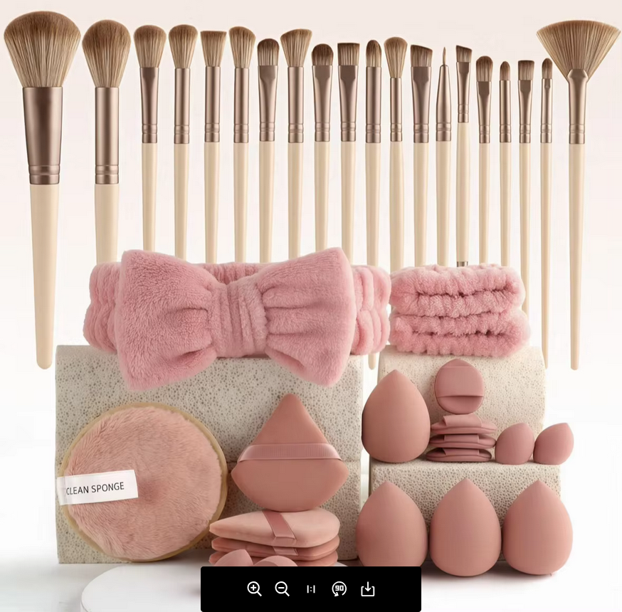 33-teiliges Make-up-Set von SimpleRick mit verschiedenen Kosmetikprodukten auf einem weißen Hintergrund