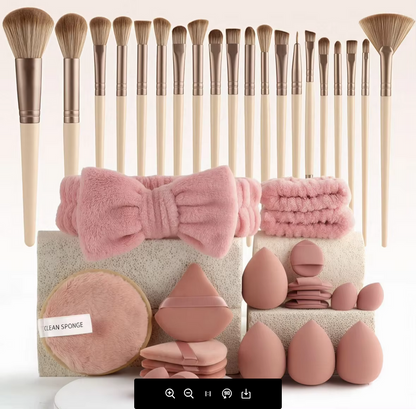 33-teiliges Make-up-Set von SimpleRick mit verschiedenen Kosmetikprodukten auf einem weißen Hintergrund