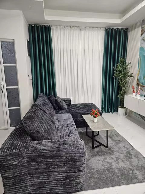 Komprimiertes L-förmiges 3-Sitzer-Sofa von Mein Shop, sichtbar in vakuumverpacktem Zustand, bereit für den Aufbau.