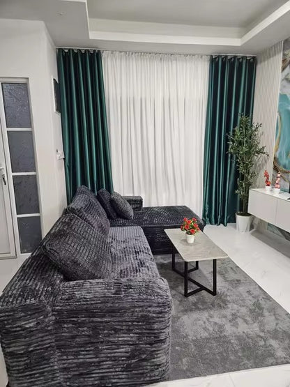 Komprimiertes L-förmiges 3-Sitzer-Sofa von Mein Shop, sichtbar in vakuumverpacktem Zustand, bereit für den Aufbau.