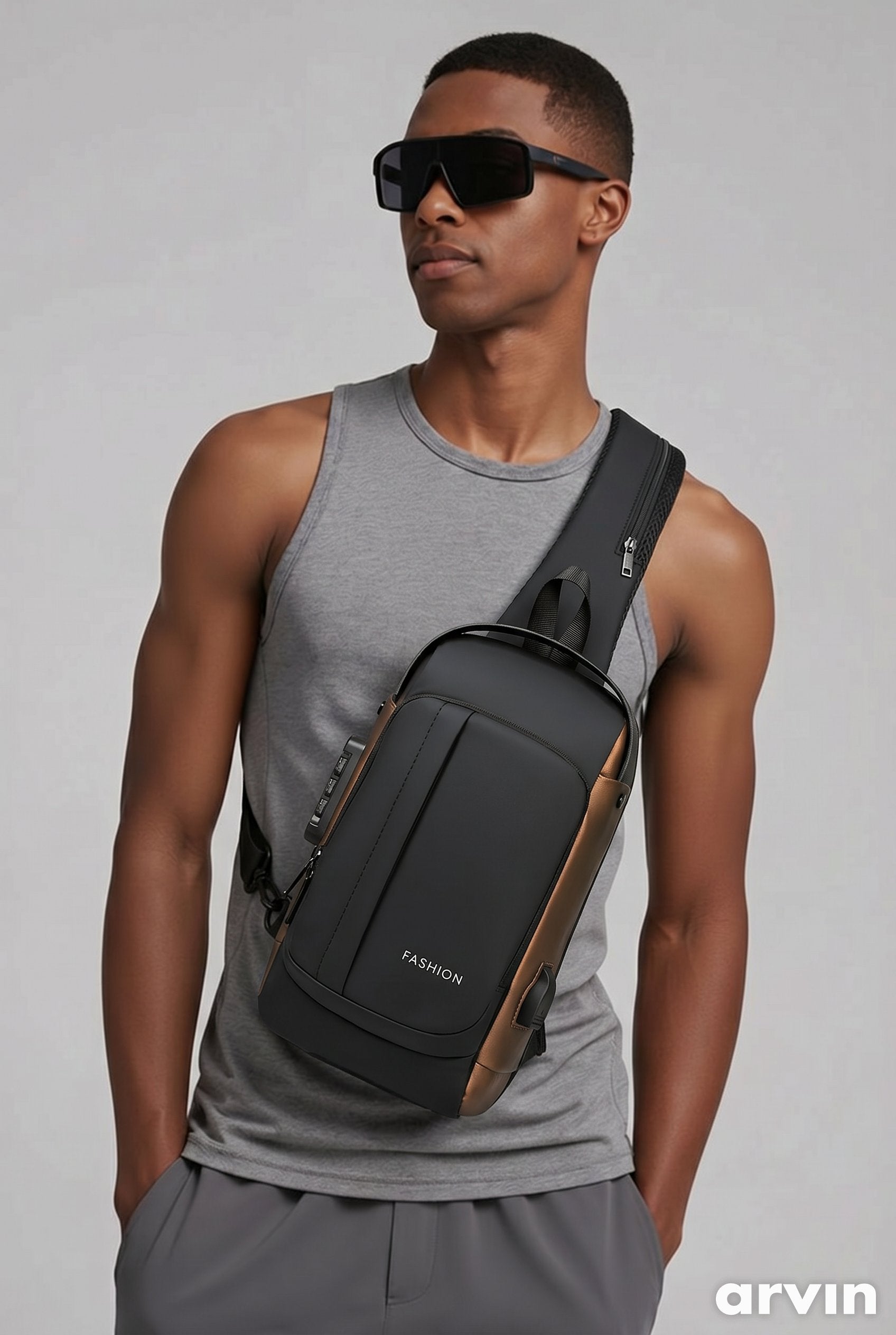 Stilvolle Brusttasche von SimpleRick mit integrierter Ladefunktion, aus robustem Material, perfekt für moderne Outfits.