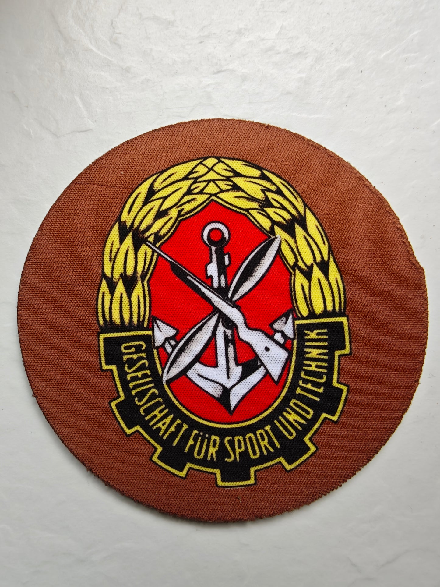 Ostalgie Untersetzer von SimpleRick, runder Kork-Untersetzer mit nostalgischem DDR-Motiv, ideal für Getränke auf dem Tisch.