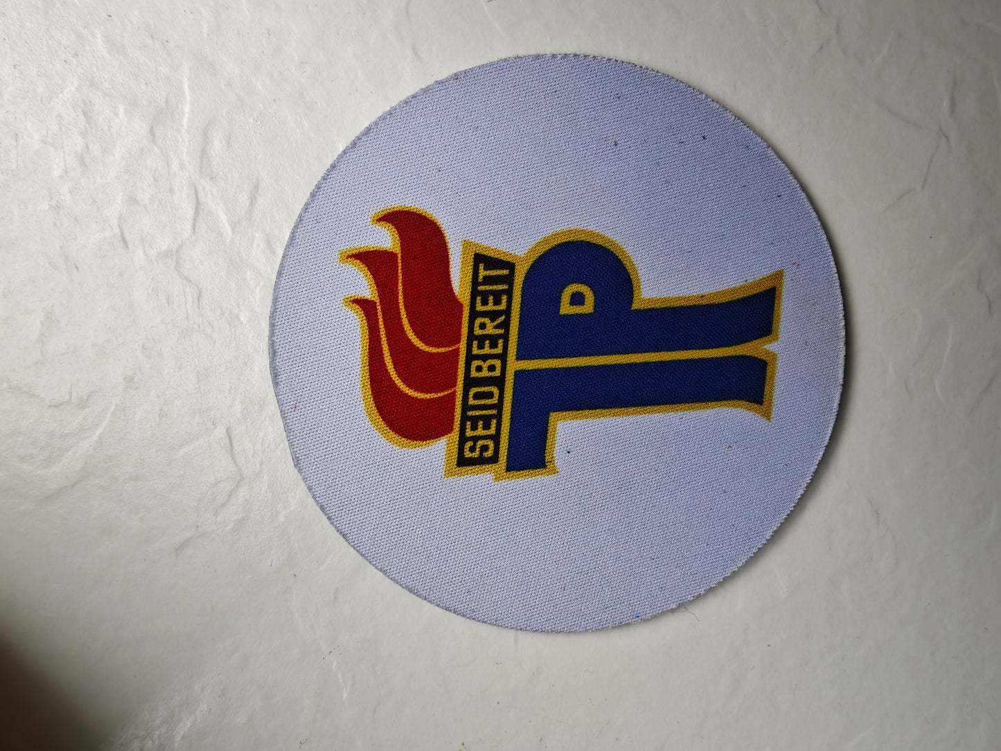 Ostalgie Untersetzer von SimpleRick mit nostalgischem DDR-Design, aus robustem Material, perfekt für Getränke.