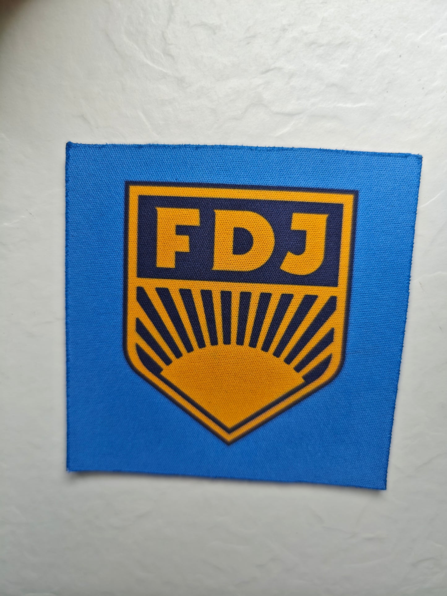 Ostalgie Untersetzer von SimpleRick mit nostalgischem DDR-Motiv, rundes Design, ideal für Getränke auf dem Tisch