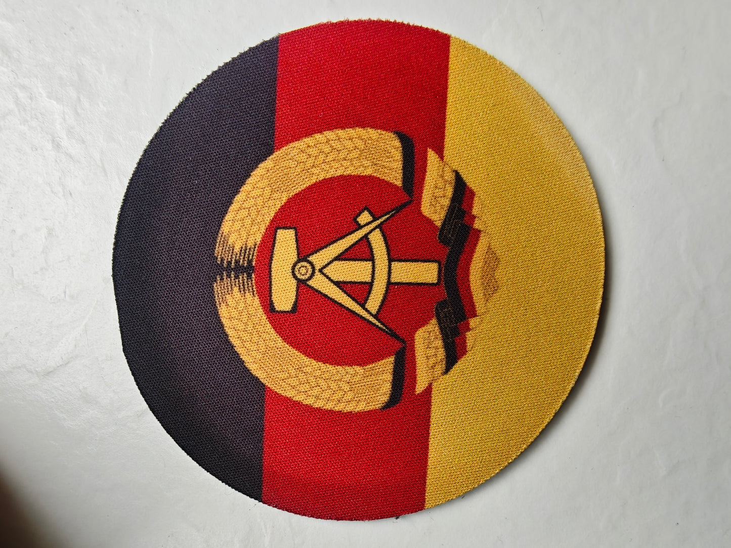 Ostalgie Untersetzer von SimpleRick mit nostalgischem DDR-Design, runder Kork-Untersetzer mit bunten Ost-Elementen.